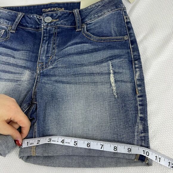 Maurices Womens Mid Rise Distressed Light Wash Cuffed Denim Jeans Short Sz 4 NWT - Picture 3 of 10